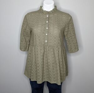 ✨3/$15 A Dip Of Darling olive green eyelet lace top M